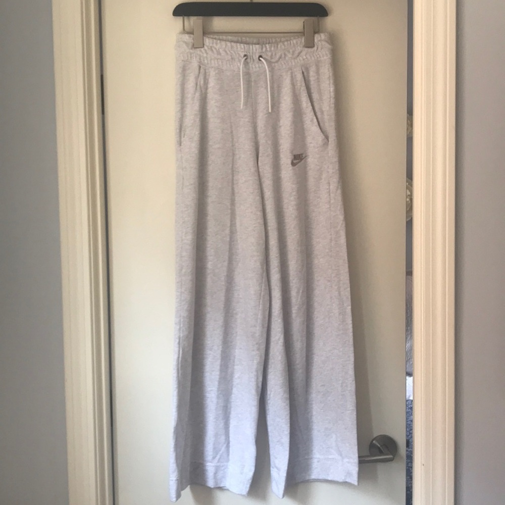 Grey sweatpants (Nike)